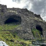 Algunos tubos volcánicos formados en el interior de las coladas de lava aparecen en las inmediaciones de Gjáin. 
Estos tubos se forman cuando una erupción volcánica emite una colada de lava lo suficientemente fluida durante un período de tiempo y la superficie de dicha colada, al entrar en contacto con el aire más frío, se solidifica. La costra de lava solidificada se convierte en el techo del tubo volcánico mientras el río de lava incandescente sigue fluyendo por su interior. Este mecanismo permite a la lava alcanzar grandes distancias, llegando incluso a tocar el mar habiendo fluido únicamente por el interior del tubo. (Autor: Antonio P. López)