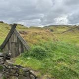 La cabaña con el techo cubierto de hierba y musgo, típica de las antiguas construcciones islandesas, está junto a las termas y sirve para dejar la ropa antes de tomar el baño. (Autor: Antonio P. López)