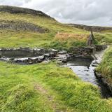 Una de las principales atracciones de Islandia son sus termas. Los manantiales de agua caliente originados por la actividad geotérmica abundan por toda la isla. En algunos casos están en propiedades privadas, como estas de Hrunalaug, cerca de Flúðir, en la región de Hrunamannahreppur, en las que hay que pagar para usarlas. Estas dos albercas de aguas termales, con una temperatura en origen de 37-38°C, pertenecen a los propietarios de la granja Ás, que las construyeron en 1890. (Autor: Antonio P. López)