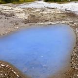 Pequeña charca hidrotermal de aguas de color azul en Haukadalur (Autor: Antonio P. López)