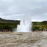 El géiser Strokkur, muy cerca de Geysir, tiene actividad cada 4 a 8 minutos. La primera referencia a este géiser es de 1789, después de que un terremoto desbloqueara el conducto de salida del chorro de vapor. En 1815 alcanzaba una altura de 60 metros. A mediados del siglo XX otro terremoto bloqueó la salida, hasta que en 1963 se limpió el conducto y volvió a tener actividad. Actualmente alcanza una altura de entre 15 a 20 metros, llegando a veces a los 40 metros. (Autor: Antonio P. López)