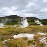 El campo geotérmico Haukadalur, situado en la colina Laugarfjall, está en un valle que se encuentra al norte del lago Laugarvatn, al sur de Islandia. Es una pequeña área en la que se pueden observar manantiales de aguas termales, charcas hidrotermales, fumarolas y solfataras, aunque lo más espectacular son los géiseres, el Geysir y el Strokkur. (Autor: Antonio P. López)