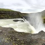 Los saltos corresponden con una sucesión de fallas normales en los bloques de basalto que se han roto y desplazado, y sobre los que fluyen las aguas del río Hvitá, el tercero más largo de Islandia. Al fondo, el cañón del río. (Autor: Antonio P. López)