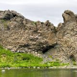 Las columnas de basalto cerca de la cascada Hjálparfoss presentan caprichosas formas difíciles de ver en otros campos de lava de Islandia. (Autor: Antonio P. López)