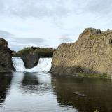 Hjálparfoss es una cascada doble que se precipita desde 10 metros de altura de unos acantilados de basalto. Alimentada por las cristalinas aguas del río Fossá, en el valle de Þjórsárdalur, la cascada está justo antes de unirse con el río glaciar Þjórsá, de aguas de color blanco grisáceo.
Hjálparfoss se encuentra al sur del país, cerca de Flúðir, y de camino hacia Landmannalaugar, en los Highlands islandeses. (Autor: Antonio P. López)