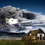 Del volcán Eyjafjallajökull solo hay documentadas cuatro erupciones. La primera sobre el año 550. La segunda en 1612, en la que fueron expulsados un millón de metros cúbicos de piroclastos en varias erupciones explosivas. La tercera en 1821, que duró dos años, formó un nuevo cráter y el deshielo de algunos glaciares provocando inundaciones de los ríos cercanos Markarfljót y Holtsá. La cuarta y más reciente fue en 2010, comenzando a unos 8 km al este del cráter del volcán, en la región de Fimmvörðuháls, lejos del glaciar. Pero el 14 de abril de 2010 comenzó una nueva erupción de carácter explosivo, esta vez en el cráter superior, justo en el centro del glaciar, lo que causó el deshielo de éste y las consecuentes inundaciones en los ríos cercanos. Esta nueva erupción arrojó una gran cantidad de ceniza a la atmósfera, llegando a una altura de varios kilómetros y extendiéndose por un área de miles de kilómetros cuadrados, causando la interrupción del tráfico aéreo en el noroeste de Europa el 15 de abril de 2010, así como el cierre de aeropuertos y el espacio aéreo, provocando la cancelación de más de 20.000 vuelos.
En la imagen, la erupción del Eyjafjallajökull en 2010 vista desde casi el mismo lugar en el que se tomó la foto anterior. Créditos: https://volcanianoficial.com/ (Autor: Antonio P. López)