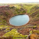 Las escorias y cenizas que cubren la caldera son de tonos rojizos por la oxidación de los minerales de hierro que forman parte de las rocas volcánicas. En el fondo del cráter hay un lago de color azulado con una profundidad que oscila entre 7 y 14 metros, dependiendo del nivel freático en cada estación. Se formó aproximadamente hace unos 1.000 años. (Autor: Antonio P. López)