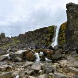 El río Öxará cae por el salto de falla Almannagjá, desde las coladas de lava pahoehoe, formando la cascada Öxarárfoss. (Autor: Antonio P. López)