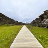 Þingvellir es un graben (fosa) de 4,7 km de ancho, una depresión tectónica en continuo hundimiento (~4 mm/año), con una profundidad máxima de 70 m al oeste. El hundimiento se debe a la compactación del material vulcanogénico y al peso del material expulsado en las erupciones. En la zona se observan bastantes fallas normales subparalelas de dirección SO-NE que atraviesan la región. La mayor de todas es Almannagjá, al oeste, que forma un cañón de considerables proporciones. Esta falla normal activa se formó por distensión y su velocidad media de movimiento es de unos 0,6 cm/año, aunque el movimiento en la fractura no es constante y se produce acompañado de terremotos. El último de gran magnitud se produjo en 1789, cuando el suelo de la fosa descendió entre 1 y 2 metros. El desplazamiento vertical de la pared occidental, más elevada, es secundario al hundimiento de la pared oriental, más baja. 
En la foto, la falla de Almannagjá ha dejado al descubierto una sección de las coladas de lava pahoehoe de unos 10.000 años de antigüedad que cubren el valle. (Autor: Antonio P. López)