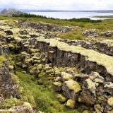 Þingvellir es una de las principales atracciones que todo geólogo desearía visitar. Ofrece la oportunidad de observar la cresta de la dorsal mesoatlántica, en donde la extensión del fondo marino aparece de forma única en tierra firme, separando la placa euroasiática y la norteamericana a razón de 5-10 mm/año. La región está completamente rodeada por volcanes que pertenecen a cuatro sistemas volcánicos activos de la Zona Volcánica Occidental: Prestahnúkur y Hrafnabjörg, al norte, y Hengill y Hrómundartindur al sur. En el centro, se encuentra el volcán en escudo Skjaldbreiður. Al sur, está el lago Þingvallavatn. (Autor: Antonio P. López)