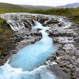 Brúarfoss es una pequeña cascada de aguas de un precioso color azul turquesa en el río Brúará, un modesto afluente del Hvitá. En esta zona, el cauce del río atraviesa un campo de lava y se precipita en una fisura longitudinal de más de 100 metros con una miríada de pequeños saltos por los que va desplomándose el agua. 
El Brúará nace en las montañas de Laugardalsfjöll, aunque parte de su caudal también procede del campo de lava de Úthlíðarhraun y de las tierras altas de Brúarskörð. Brúarfoss se encuentra en el oeste de Islandia y se podría traducir como “cascada del puente”, haciendo referencia a un arco natural que existió hasta el siglo XVII. (Autor: Antonio P. López)