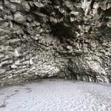 En el interior de la cueva Hálsanefshellir se observan en el techo las columnas erosionadas perpendicularmente al eje mayor, presentando contornos pentagonales o hexagonales. (Autor: Antonio P. López)