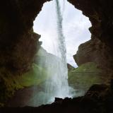 Una vez en Kvernufoss existe la posibilidad de adentrarse en la cueva erosionada que hay detrás de la cascada, observándola desde su parte posterior. (Autor: Antonio P. López)