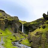 El río Kverná nace en Skógaheiði, cerca del extremo suroccidental del glaciar Eyjafjallajökull, en el sur de Islandia. Poco antes de unirse al Hofsá las aguas caen desde una altura de 30 metros, formando la cascada Kvernufoss, hasta el fondo de un estrecho cañón llamado Kvernugil. (Autor: Antonio P. López)