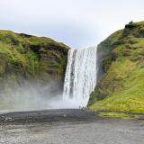 Para los que les gustan las series, esta cascada aparece en una escena de la serie “Vikings” en la que el personaje Floki se queda impresionado con el paisaje ( https://www.reddit.com/r/VisitingIceland/comments/74ocmp/this_trailer_from_vikings_season_5_where_floki_is/?rdt=34651 ), y en la serie “Juego de Tronos” con una escena entre Jon Snow y Daenerys Targaryen ( https://www.youtube.com/watch?v=_m24WCEfZwk ). (Autor: Antonio P. López)