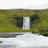 Skógafoss es una cascada en el recorrido del río Skógá, cerca del pueblo de Skógar, al sur del glaciar Eyjafjallajökull en la región de Suðurland, al sur de Islandia. Situada sobre unos antiguos acantilados marinos de toba y basalto que han retrocedido, hoy a unos 5 km del océano, tiene 62 metros de alto y 25 metros de ancho. (Autor: Antonio P. López)