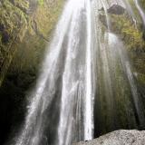 A unos 500 metros al norte de Seljalandsfoss se encuentra otra cascada oculta en el interior de un cañón de lava, Gljúfrabúi. Esta cascada tiene una altura de 40 metros y una anchura de 25 m. Es posible entrar en el cañón a través de un estrecho pasillo erosionado por el agua de la cascada y contemplarla de cerca, eso sí, se llega completamente mojado por la humedad ambiental y las salpicaduras de agua, pero merece la pena. (Autor: Antonio P. López)