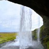 La fuerte erosión en Seljalandsfoss ha formado una gran cavidad detrás de la cortina de agua a la que se puede acceder a través de un resbaladizo sendero, lo que permite contemplar la cascada desde atrás. (Autor: Antonio P. López)