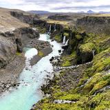 El cañón de Sigöldugljúfur es un perdido paraje en las Tierras Altas (Highlands) cerca de la región de Landmannalaugar. Hasta hace algunos años este cañón no existía porque estaba bajo las aguas del río Tungnaá, que nace en el glaciar Vatnajökull, el mayor de Islandia. La construcción de la presa de la central hidroeléctrica de Sigalda bajó el nivel del agua dejando vacío el cañón y apareciendo numerosas cascadas de aguas turquesa en uno de sus flancos. (Autor: Antonio P. López)