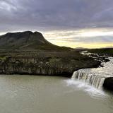 La cascada Þjófafoss está situada en el río Þjórsá en la parte este de los campos de lava basáltica de Merkurhraun, junto al monte Búrfell, en la zona meridional de Islandia. Sus aguas suelen ser de color turquesa pero la central hidroeléctrica que hay aguas arriba condiciona el color por los aportes de sedimentos durante el deshielo. (Autor: Antonio P. López)