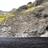 Finas columnas de basalto inclinadas mostrando la dirección del flujo del magma. (Autor: Antonio P. López)