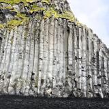 Grupo de columnas basálticas gruesas y verticales de más de 10 metros de altura en la playa de Reynisfjara, en Vík í Mýrdal. (Autor: Antonio P. López)