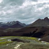 Panorámica del Landmannalaugar, en las Tierras Altas. En la parte inferior, la pista por la que hay que vadear el Kirkjufellsós, un afluente del Tungnaá por el que desagua el cercano lago Kirkjufellsvatn, afortunadamente con un caudal bajo. Siempre hay que estar atentos a las precipitaciones al adentrarse en esta área. Si ha llovido unos días antes, algunos ríos no pueden vadearse pues es muy peligroso ya que el caudal crece, va con mucha fuerza y puede arrastrar el vehículo. (Autor: Antonio P. López)