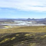 El río Tungnaá, en las Tierras Altas del sur de Islandia, nace en la zona occidental del glaciar Vatnajökull. Cuando el río atraviesa estas extensas llanuras se ensancha circulando por canales separados por barras arenosas formando pequeñas islas. A este tipo de ríos se les denomina trenzados ya que su caudal es variable, a diferencia con los anastomosados que son de aguas tranquilas y constantes.
Al fondo, el glaciar Vatnajökull sobre el volcán Vatnajökull. (Autor: Antonio P. López)