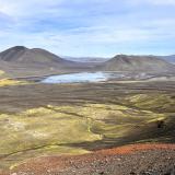 El lago Blautaver, al norte del volcán Ljótipollur, en la Reserva Natural de Fjallabak, se encuentra a una altitud de 564 metros y está alimentado por el río Tungnaá. El paisaje que lo rodea lo conforman varios conos volcánicos de riolita del área de Torfajökull. (Autor: Antonio P. López)