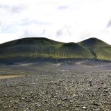 En Torfajökull abundan los conos volcánicos cubiertos de musgo que emergen del desierto de cenizas negras. (Autor: Antonio P. López)