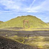 El área volcánica de Torfajökull, en la Reserva Natural de Fjallabak, es una de las zonas más extensas de riolita de Islandia. El volcán central, el Torfajökull, es una gran caldera que entró por última vez en erupción a mediados de la glaciación Würm y que formó, además, otros volcanes menores cercanos, como el Háalda, Suðurnám, North Barmur, Kaldaklofsjökull y Ljósártungur. (Autor: Antonio P. López)