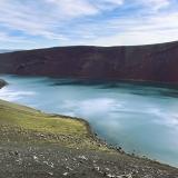 Ljótipollur es un cráter de explosión (maar), el más meridional de la fisura eruptiva de Veiðivötn, que se creó durante una gran erupción en 1477. Las paredes de la caldera son de riolita de color rojizo y la parte superior está cubierta de abundante ceniza muy oscura y en parte vitrificada. En su interior se ha formado un lago con aguas de color azulado que tiene una profundidad aproximada de 14 metros. (Autor: Antonio P. López)