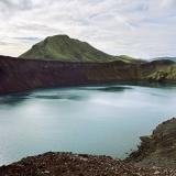 El cráter Ljótipollur forma parte del sistema de fisuras volcánicas de Veiðivötn. Se sitúa en las Tierras Altas del Sur, dentro de la Reserva Natural de Fjallabak que se formó en la zona del rift occidental de la placa norteamericana hace unos 8-10 millones de años. La actividad volcánica se reanudó en la zona hace unos dos millones de años, cuando la zona del rift oriental se desplazó hacia el sur. La razón de la actividad volcánica en esta zona se debe a que el magma caliente y alcalino de la zona norte del rift se comprime, se funde en la corteza y se mezcla con ella. (Autor: Antonio P. López)