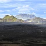 La geomorfología de las Highlands se caracteriza por la presencia de conos volcánicos rodeados por grandes extensiones de cenizas de color marrón oscuro a negro. La altitud media está por encima de los 400 metros y es un desierto en todos los aspectos, muy poco habitado, sin carreteras y, debido a que el agua de lluvia se filtra muy rápidamente en el terreno, no crecen las plantas, excepto varios tipos de musgos y líquenes en la temporada más cálida. En invierno el acceso es imposible debido a la acumulación de hielo. (Autor: Antonio P. López)