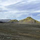 El área de Landmannalaugar está rodeada por la Reserva Natural de Fjallabak (Friðland að Fjallabaki), en la región de Suðurland, en las Highlands (Tierras Altas) de Islandia. Landmannalaugar es una gran extensión de campos de lava y cenizas volcánicas que se formó en una erupción en 1477. Los conos volcánicos predominantes están formados por riolita y están cubiertos de musgo en verano y de hielo en invierno. Esta región forma parte del sistema volcánico de Torfajökull. (Autor: Antonio P. López)