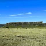 Cerca de Kirkjubæjarklaustur, un pequeño pueblo al sur de Islandia, aparecen estas coladas basálticas procedentes de la erupción del volcán Lakagígar entre 1783-84. Este volcán surgió de una fisura en el volcán Grímsvötn, que expulsó unos 14 kilómetros cúbicos de lava basáltica y nubes tóxicas de ácido fluorhídrico y dióxido de azufre que acabaron con la vida de 9.000 islandeses y más del 50 % del ganado de la isla. (Autor: Antonio P. López)