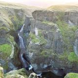 Al norte del cañón, las aguas del río Mögá se precipitan sobre las del Fjaðrá formando la estrecha cascada Mögárfoss. (Autor: Antonio P. López)