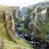 Otro espectacular cañón, el Fjaðrárgljúfur, al sureste del país, tiene algo más de 1 km de longitud y paredes escarpadas de unos 100 metros de profundidad. El río Fjaðrá, que corre por su fondo, nace en el monte Geirlandshraun y desemboca en Skaftáreldahraun, uno de los mayores campos de lava del mundo expulsada por la destructiva erupción de la fisura volcánica de Laki en 1783, y que actualmente está cubierto por musgo en su totalidad. (Autor: Antonio P. López)