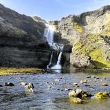 Caminando unos 6 km a lo largo de la fisura volcánica se llega a Ófærufoss. Esta cascada tiene aproximadamente 40 metros de altura y sus aguas caen en varios niveles. Naturaleza en estado puro: rocas volcánicas, musgo, aguas cristalinas, y sin nadie en varios kilómetros a la redonda. (Autor: Antonio P. López)