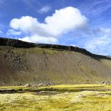 El comienzo de la erupción fue probablemente explosivo, ya que el magma entró en contacto con el agua. La erupción progresó con grandes y rápidas emisiones de lava, arrojando también fragmentos semifundidos de lava que solidificaron rápidamente formando los bordes de Eldgjá. La erupción duró probablemente varios años, arrojando unos 18,3 km3 de roca basáltica y 1,3 km3 de piroclastos y cenizas sobre una superficie de 800 km2. (Autor: Antonio P. López)