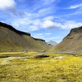 Eldgjá es el mayor cañón de origen volcánico del planeta. Está entre Landmannalaugar y Kirkjubæjarklaustur, al sur del Parque Nacional de Vatnajökull. Se formó alrededor del año 934 d.C. en la mayor erupción registrada en la Tierra durante el último milenio. El cañón tiene unos 8 km de largo, más de 400 m de ancho y casi 150 m de profundidad y forma parte de una fisura eruptiva de 45 km de longitud que se extiende hacia el noreste desde el volcán Katla, bajo el casquete glaciar Mýrdalsjökull. (Autor: Antonio P. López)