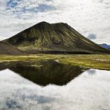 El cono volcánico reflejado sobre el río Jökuldalakvísl. (Autor: Antonio P. López)