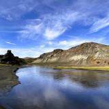 El río Jökuldalakvísl remansado entre riolitas, hialoclastitas y crestas de rocas volcánicas. (Autor: Antonio P. López)