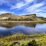 En un paraje desolado, entre campos de ceniza, aparece un pequeño oasis, el río Jökuldalakvísl. (Autor: Antonio P. López)