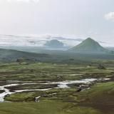 Naturaleza salvaje en la Reserva Natural Fjallabak, en las Highlands. En primer término, el río Brennivínskvísl, afluente del Hólmsá. El cono volcánico de la derecha es el volcán Mælifell, con 764 metros de altitud. Al fondo, el glaciar Mýrdalsjökull, el cuarto mayor de Islandia, que cubre el volcán Katla. (Autor: Antonio P. López)