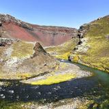 El río Hólmsá recibe sus aguas desde el norte del Mýrdalsjökull, el glaciar que cubre el volcán activo Katla. En la foto, un meandro del río Hólmsá que bordea el cráter rojizo del volcán Rauðibotn (al fondo se aprecia una parte de la caldera) en donde recibe su afluente el Brennivínskvísl. (Autor: Antonio P. López)