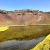 Otro impresionante cráter en la Reserva Natural de Fjallabak es el Rauðibotn, situado al sur del cañón Eldgjá. El cono de riolita rojiza forma parte del mismo sistema volcánico del Eldgjá y del Katla. Esta cadena de volcanes, según se tiene documentado, sólo ha entrado en erupción una vez desde la colonización vikinga de Islandia en el año 934. En cambio, del Katla se han documentado dieciséis erupciones, la última de las cuales tuvo lugar en 1918.
En la imagen, panorámica del cráter Rauðibotn con un pequeño lago en su interior. (Autor: Antonio P. López)