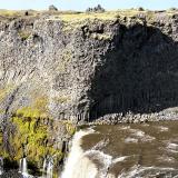 El río ha erosionado un campo de lava en el que se observan restos de columnas de basalto cerca del cauce. (Autor: Antonio P. López)