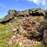 Subiendo por el desfiladero del cañón se encuentran fragmentos de obsidiana de color rojizo entre otras rocas volcánicas. (Autor: Antonio P. López)