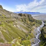 El río Múlaá a su paso por el cañón Múlagljúfur. En la llanura, el lago glaciar Fjallsárlón que se encuentra en el extremo sur del glaciar Vatnajökull, al fondo. (Autor: Antonio P. López)